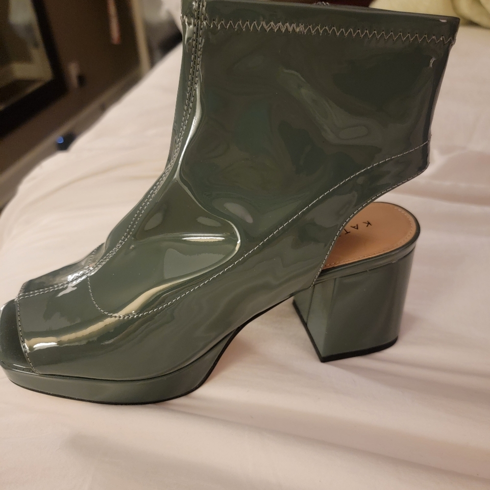 KATY PERRY THE SURRPRISE SHOOTIE SIZE 8.5. NEW IN BOX